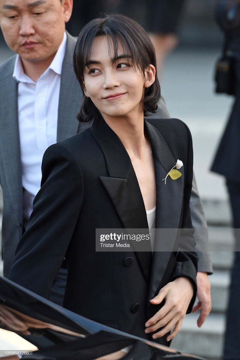 230613 SEVENTEEN Jeonghan at YSL MEN’S SUMMER 24 SHOW documents 8