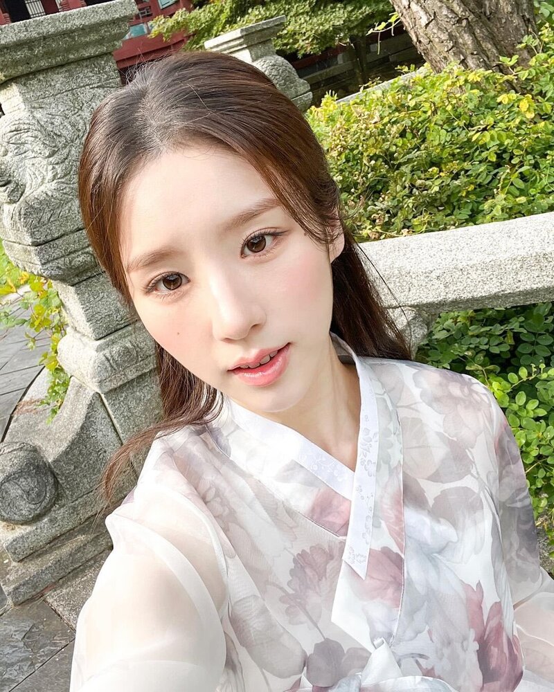 231031 ARTMS's Heejin Instagram Update (@kr_pr1ncess) documents 30