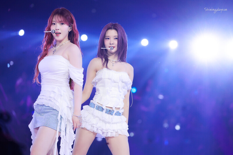 240602 Kep1er Chaehyun & Dayeon - KWave Festival documents 4