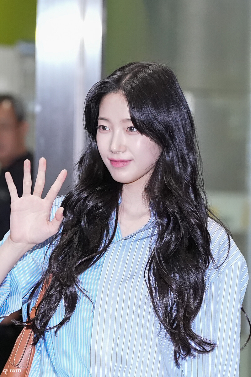 241019 LE SSERAFIM Kazuha at Gimpo International Airport documents 6