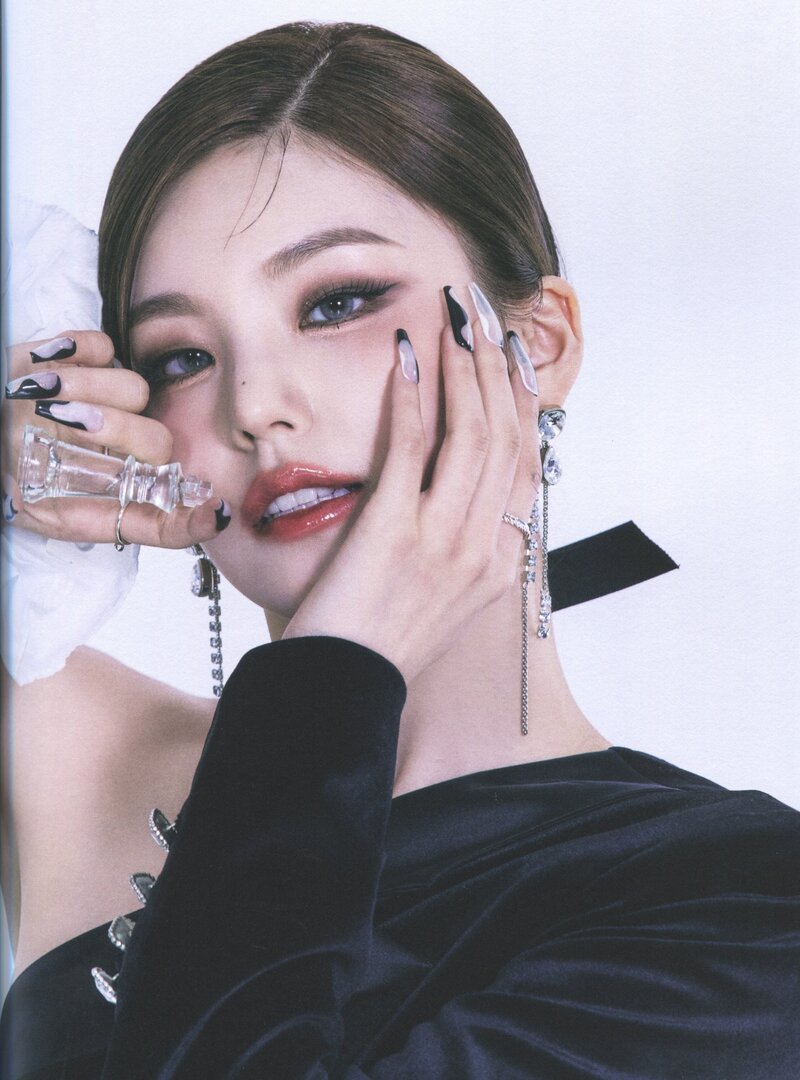 ITZY 'CHECKMATE' Album Scans (Yeji ver.) documents 14