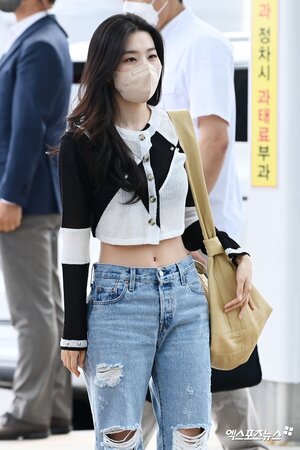 220520 Red Velvet Seulgi at Incheon International Airport headed for Allo Bank Festival 2022 in Jakarta
