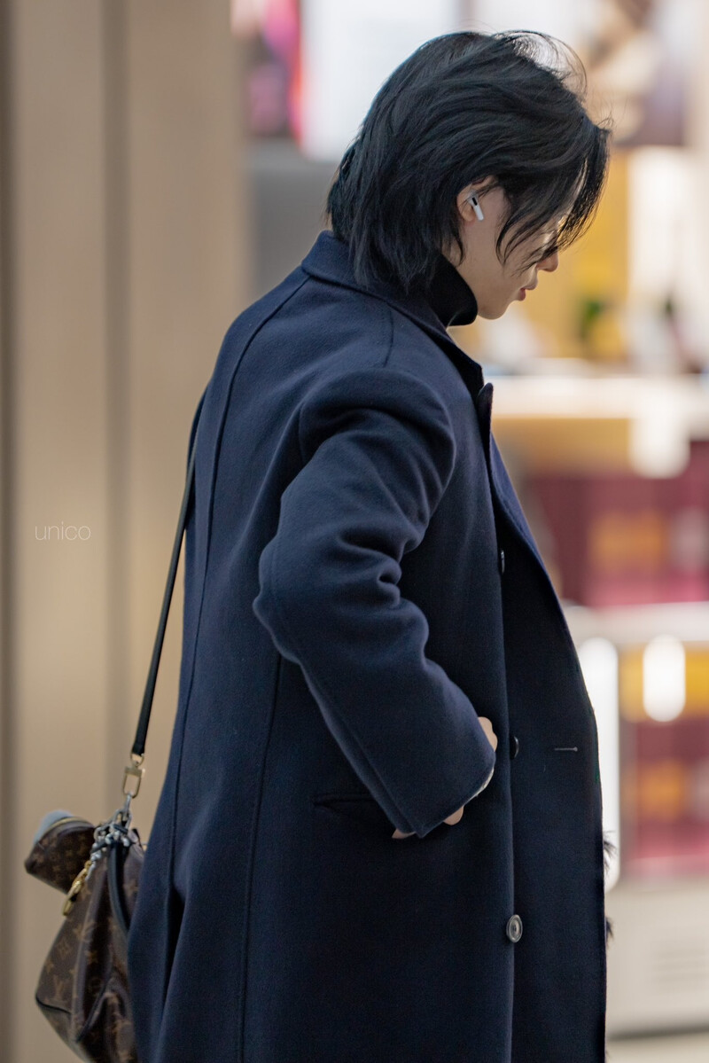 241227 StrayKids Felix at Airport documents 2