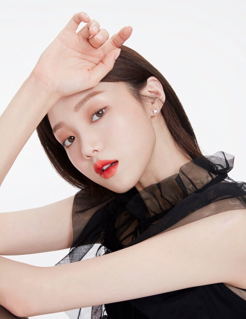 Lee Sung Kyung for Cosmopolitan Korea March 2020 Issue documents 4