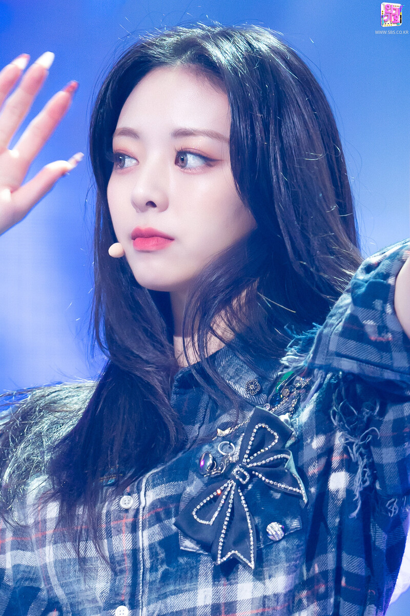 211010 ITZY - 'LOCO' at Inkigayo documents 19