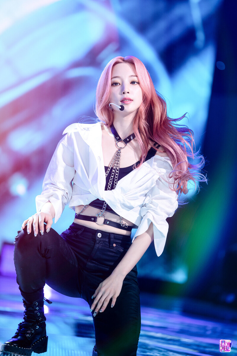 220306 Rocket Punch Yeonhee at Inkigayo documents 11