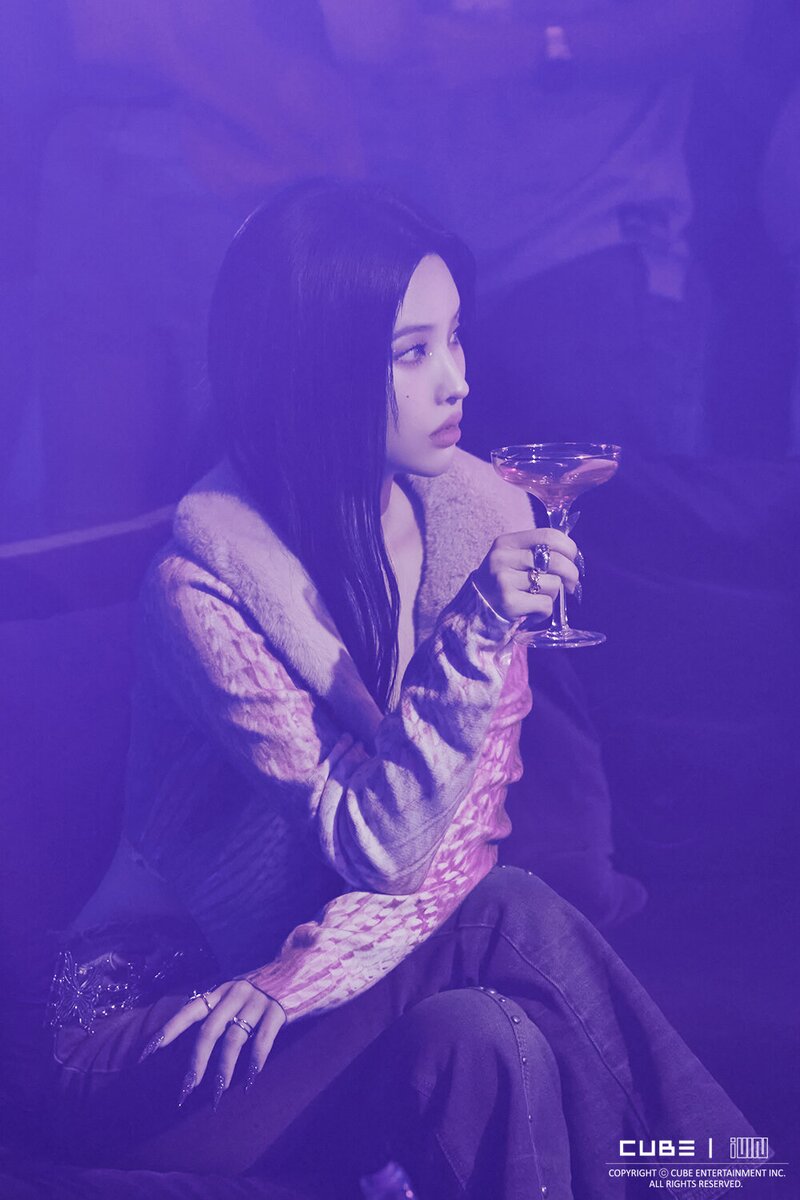 230530 Cube Naver Post - (G)I-DLE 'Queencard' MV Behind documents 10