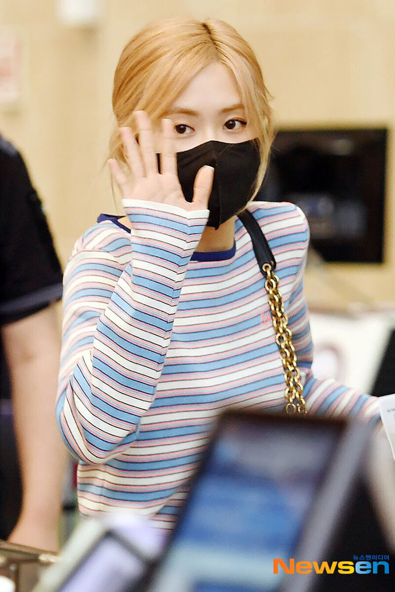 230603 ROSÉ at the Gimpo Airport documents 1