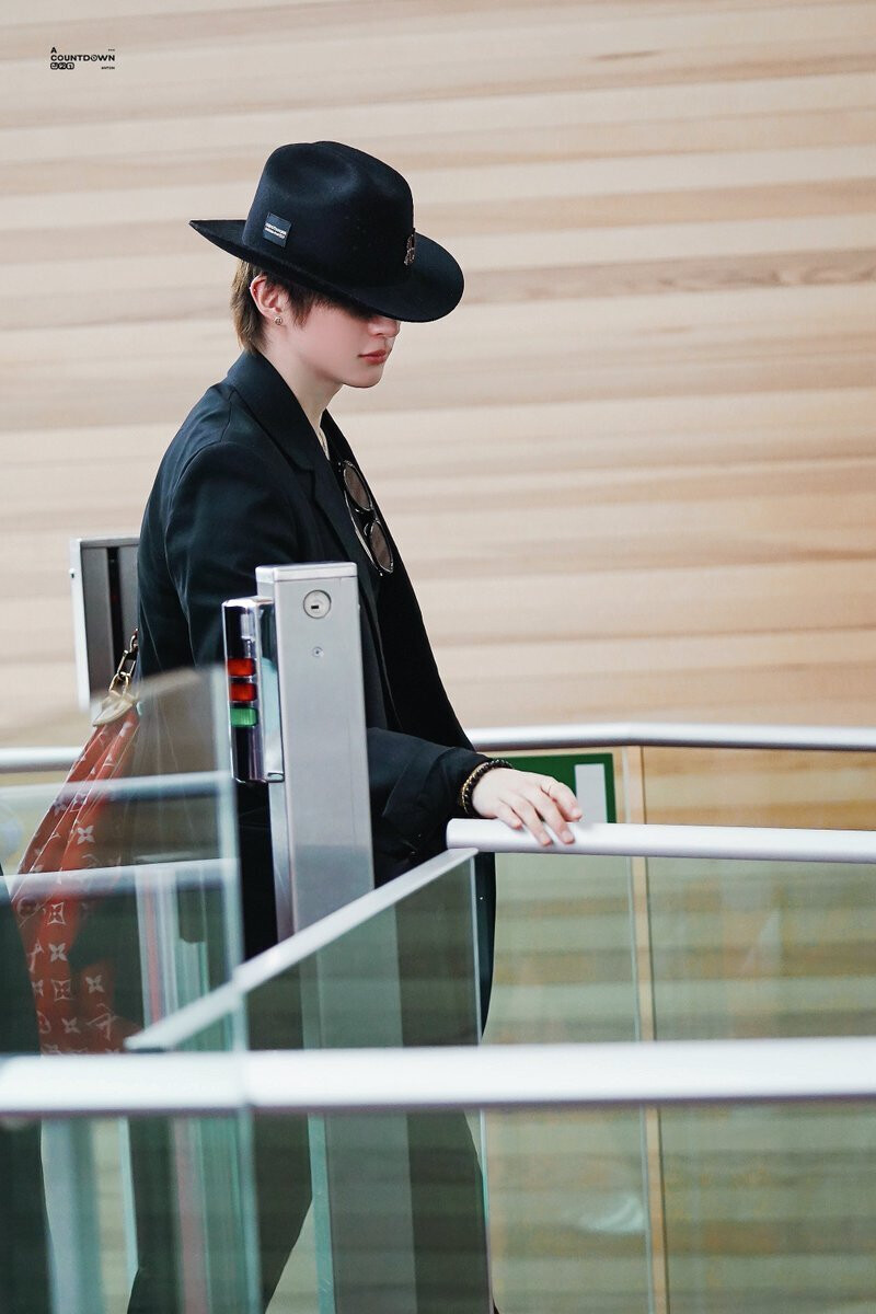 240117 RIIZE Anton at Paris Charles de Gaulle Airport documents 2