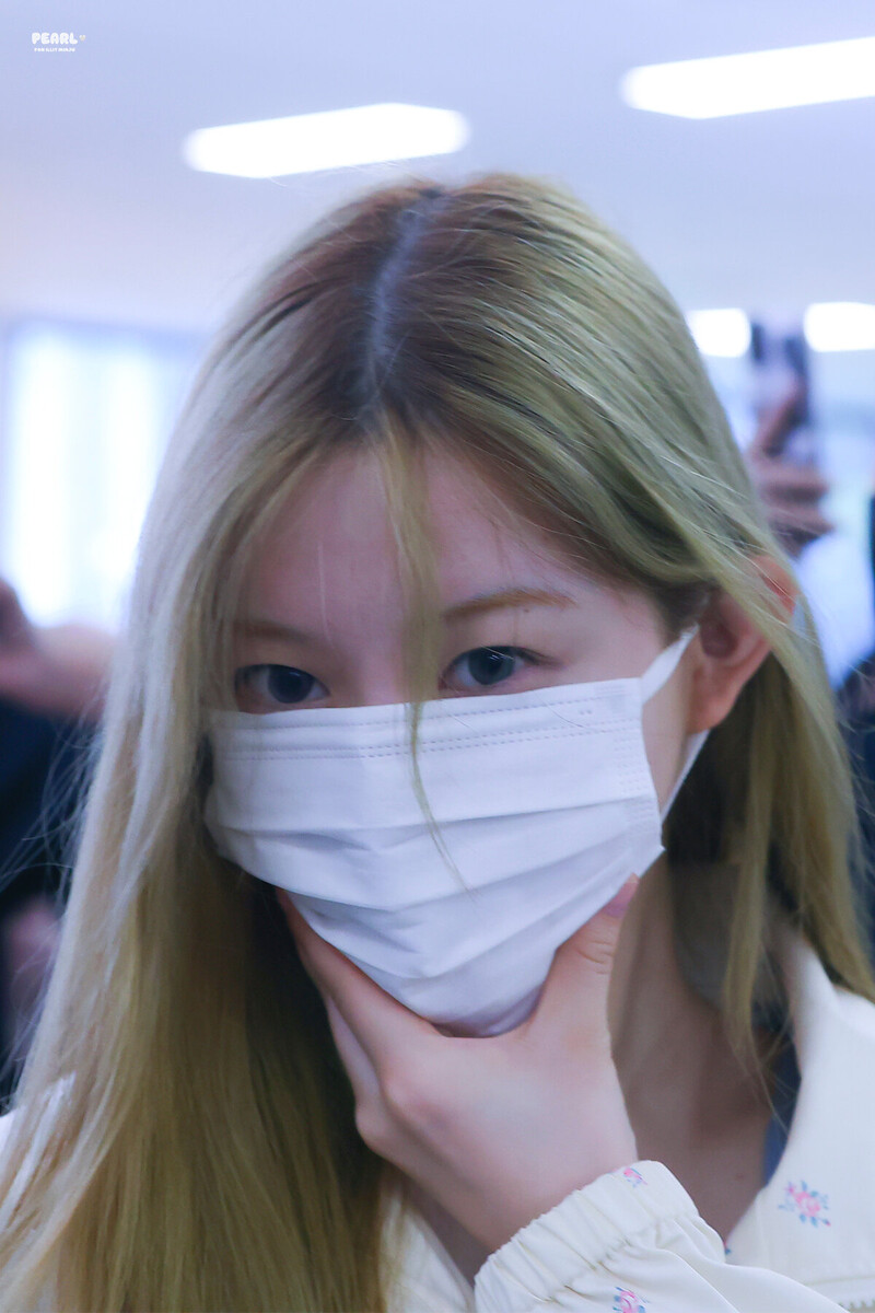 250701 ILLIT Minju at Gimpo International Airport documents 1