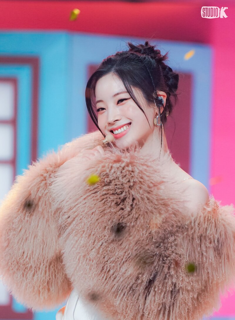 240222 - KBS Kpop Twitter Update with DAHYUN - 'SET ME FREE' Music Bank Behind Photo documents 1