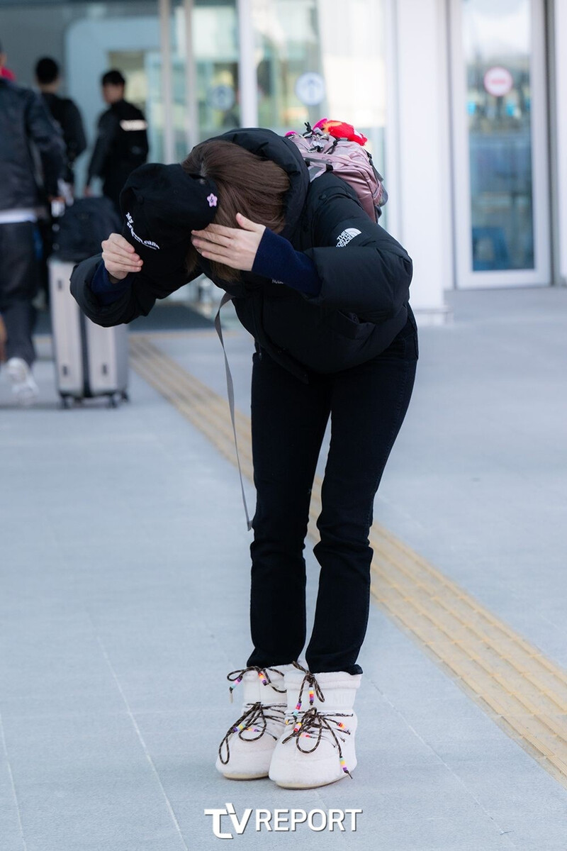 250102 Jeon Somi at Incheon Airport documents 12