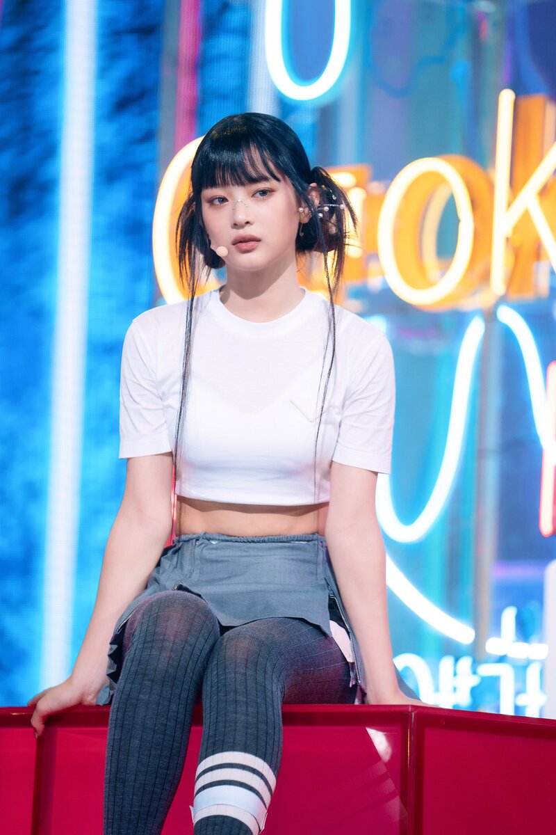 220807 NewJeans Hanni 'Cookie' at Inkigayo documents 8