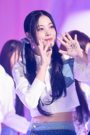 221023 NMIXX Jinni - 'DICE' at Inkigayo