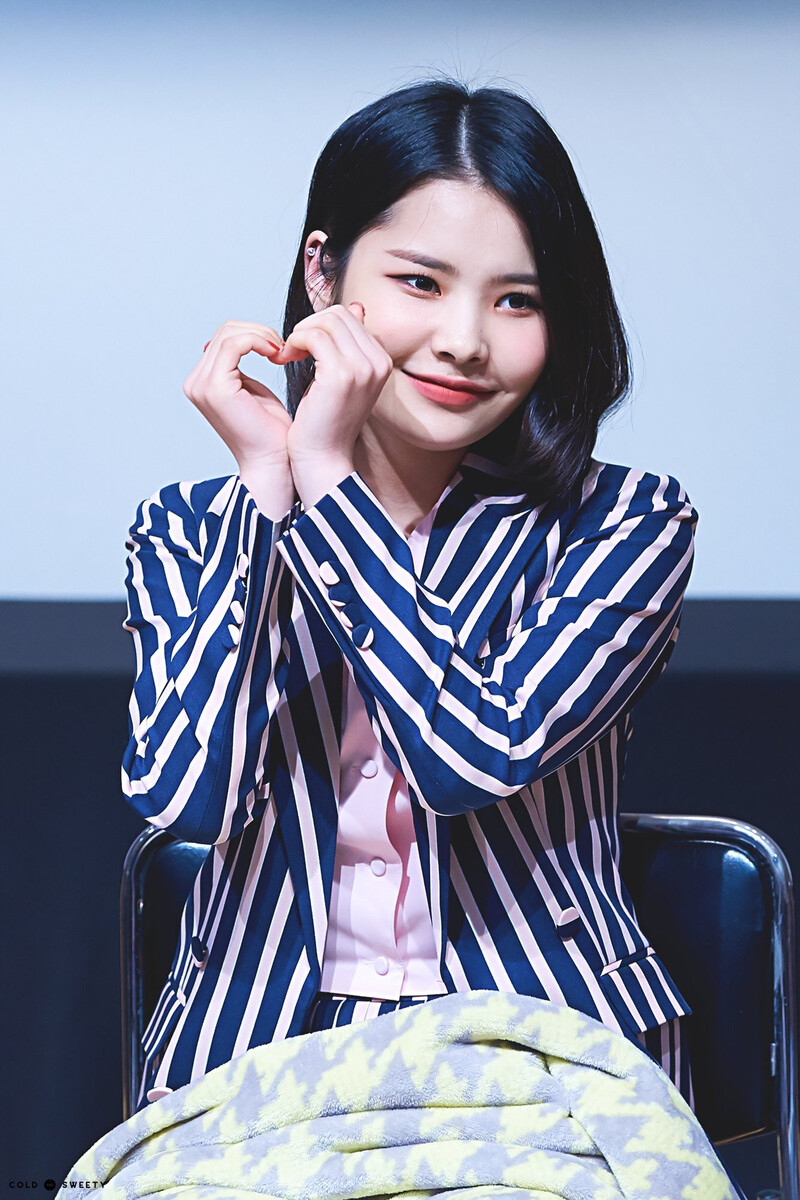 180401 Weki Meki Rina at Songpa 'Lucky' Fansign documents 1