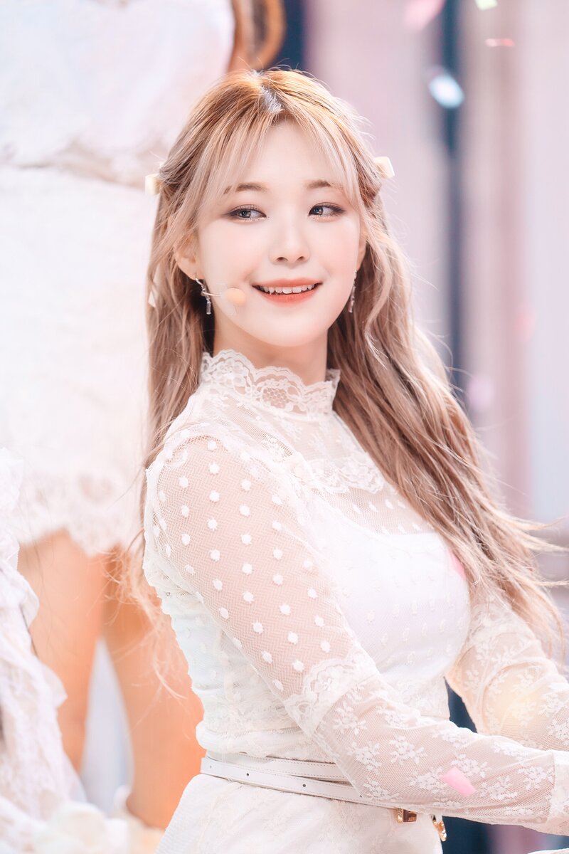 220123 fromis_9 Jiheon - 'DM' at Inkigayo documents 24