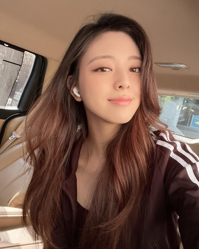 220604 ITZY Instagram Update - Yuna documents 2