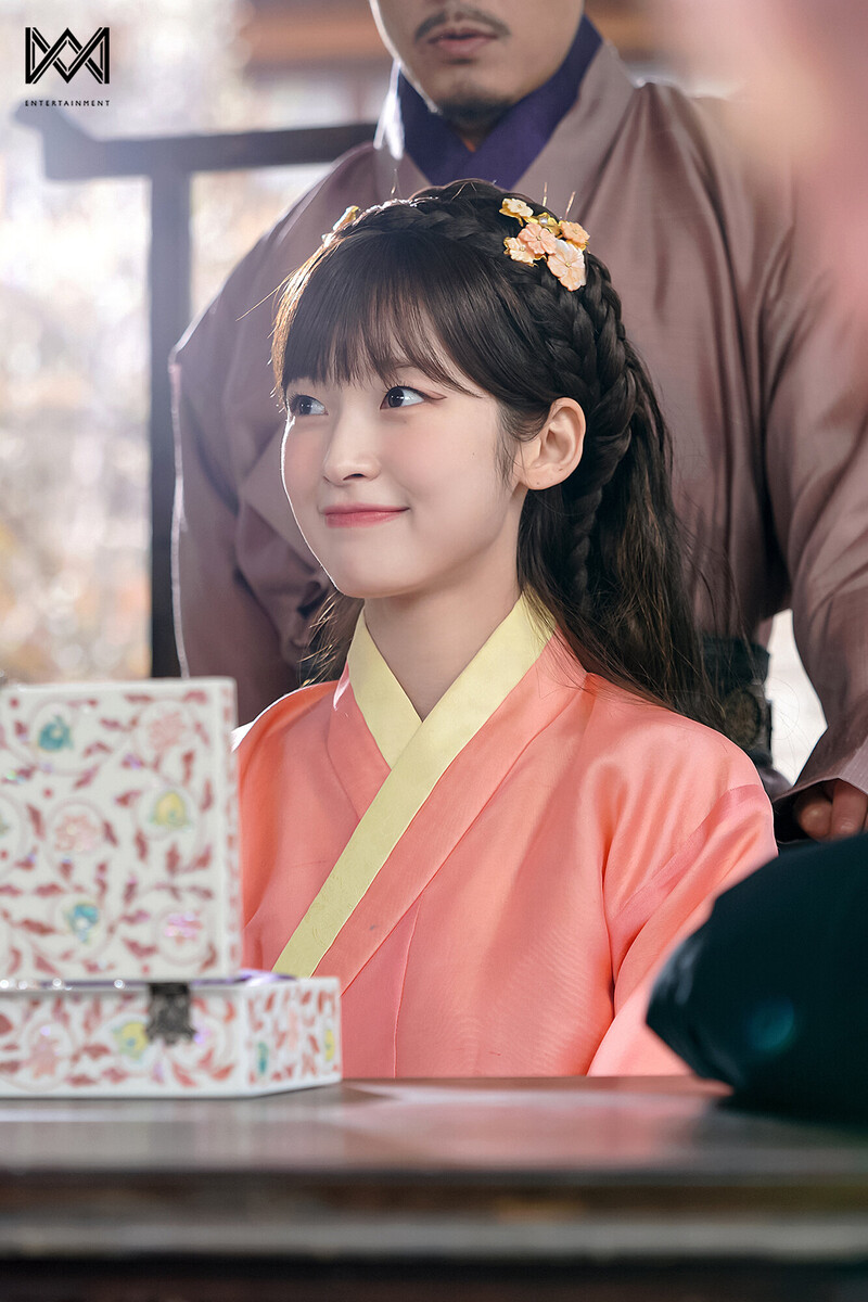 220907 WM Naver Post - OH MY GIRL Arin - 'Alchemy of Souls' Behind documents 8