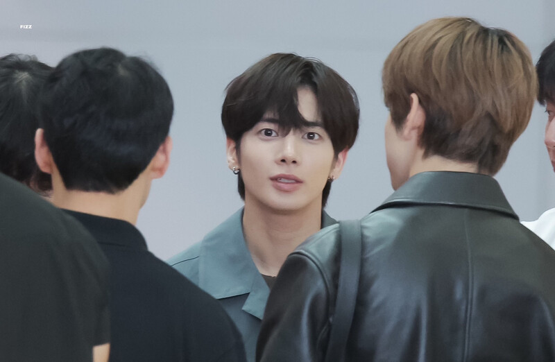 240619 TXT Taehyun at Incheon International Airport documents 2