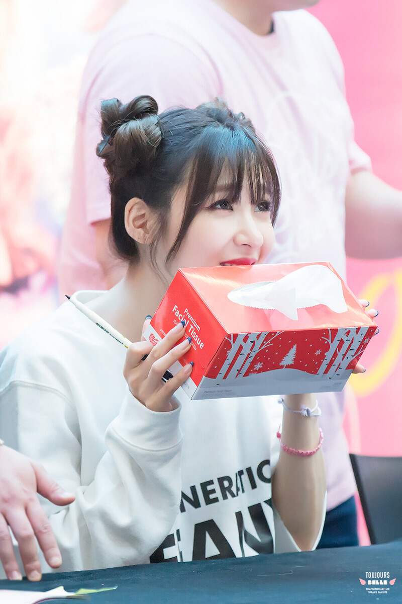 170813 Girls' Generation Tiffany at 10th Anniversary fansign documents 12