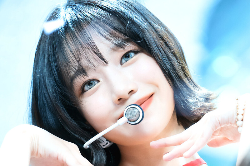 211010 Jo Yuri - 'GLASSY' at Inkigayo documents 7