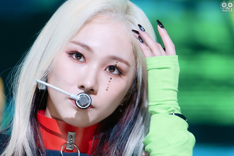 211205 EVERGLOW - 'Pirate' at Inkigayo documents 4