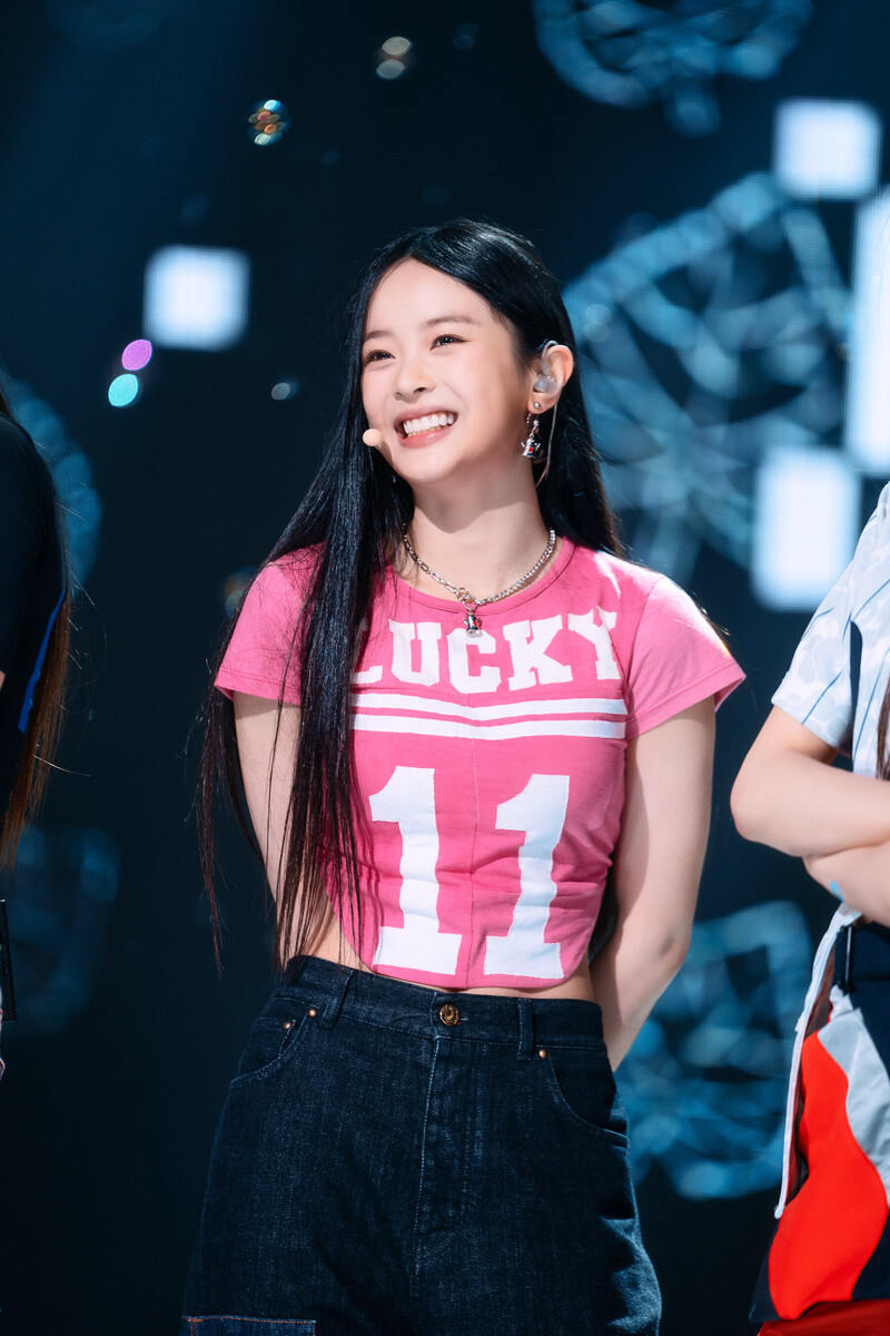 220807 NewJeans Hanni 'Attention' at Inkigayo documents 20