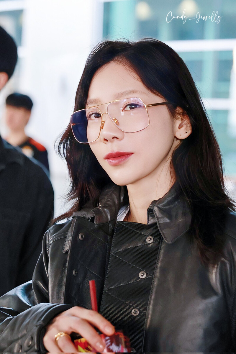 231004 Taeyeon - Incheon International Airport documents 21