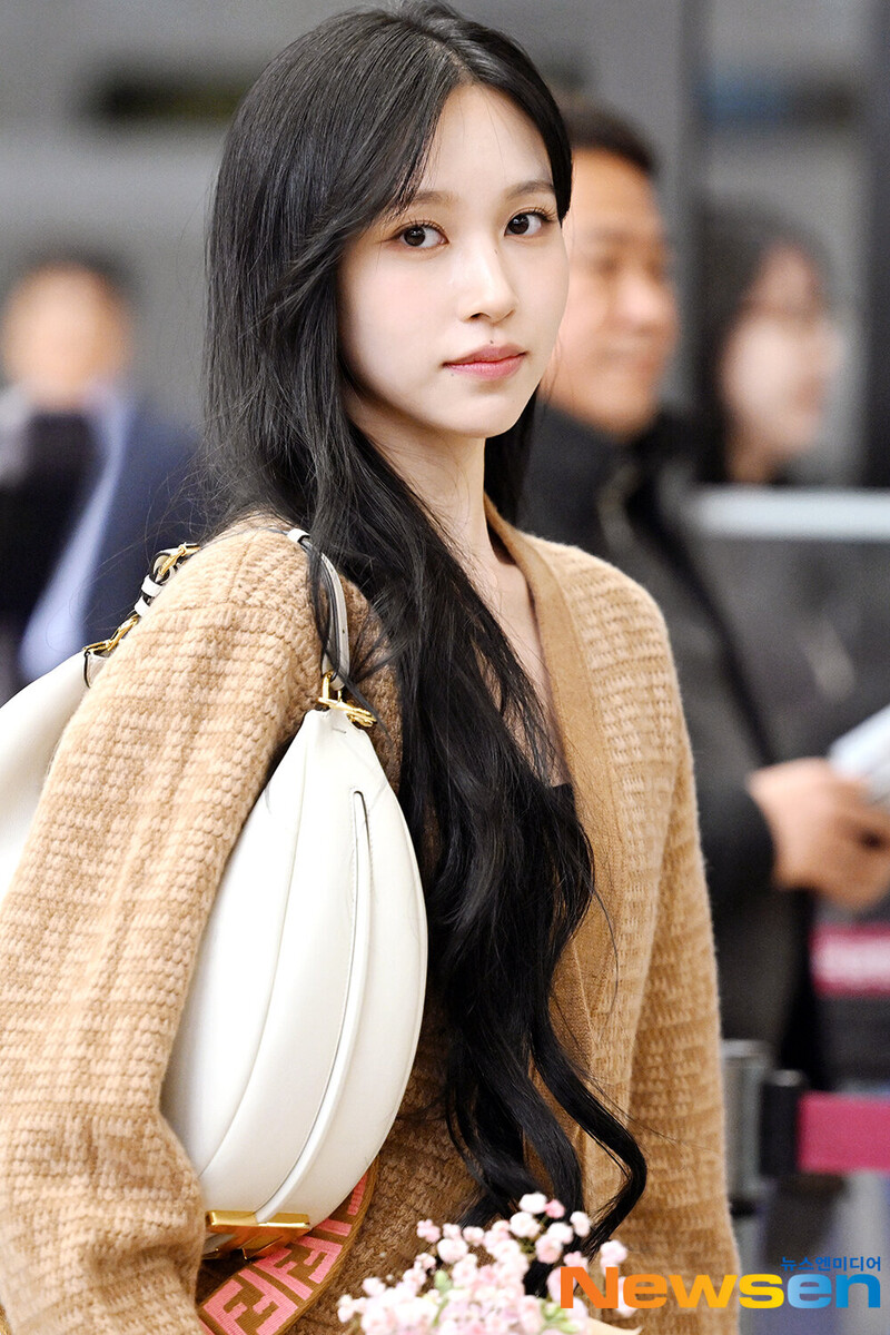 240325 TWICE Mina at Gimpo International Airport documents 2