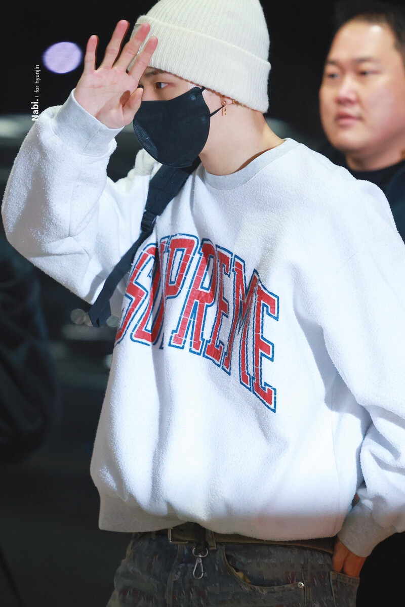 241227 StrayKids Hyunjin at Airport documents 9