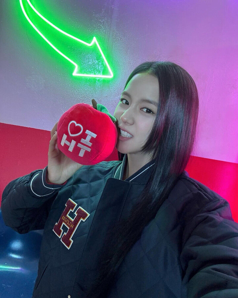 241026 - JISOO Instagram Update documents 5