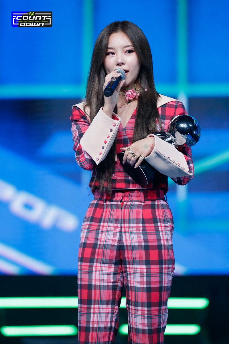 220127 Whee In - 'Make Me Happy' at M COUNTDOWN documents 4