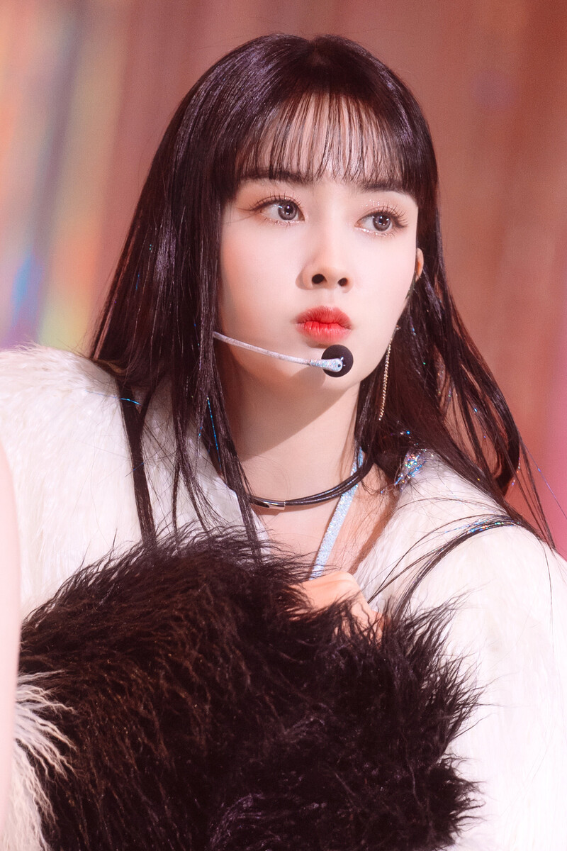 220227 STAYC Yoon at Inkigayo documents 2