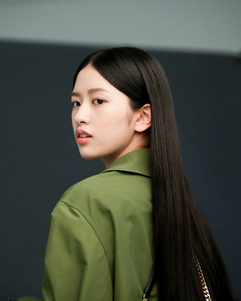 220612 Starship Naver - IVE Yujin - Marie Claire Photoshoot Behind documents 8