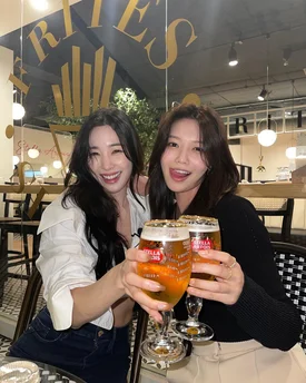 211002 Tiffany Young Instagram Update with Sooyoung