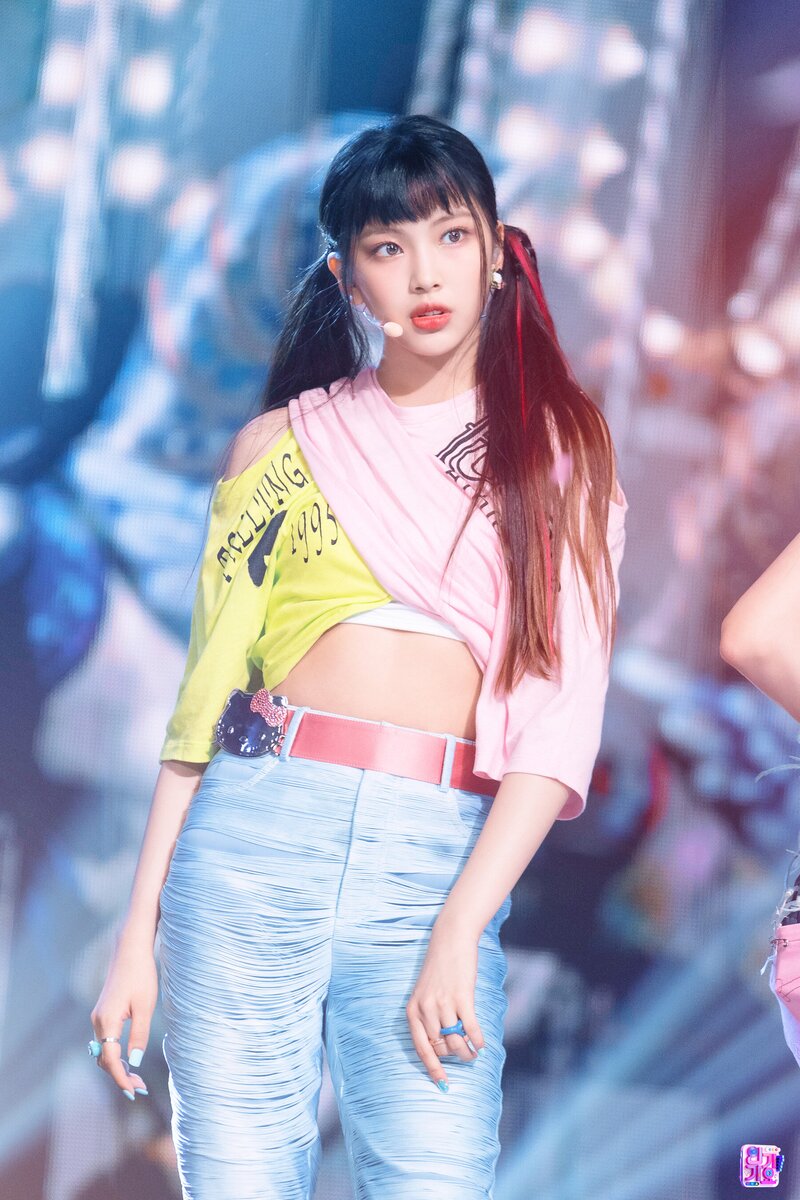 220821 NewJeans Hyein - 'Attention' at Inkigayo documents 1