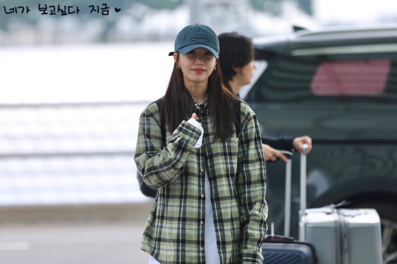 231013 Apink EUNJI at Incheon International Airport documents 15