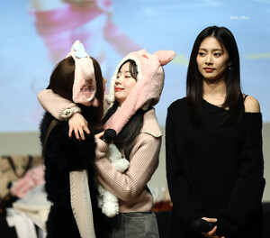 241216 TWICE Sana, Dahyun & Tzuyu - Music Korea Fansign