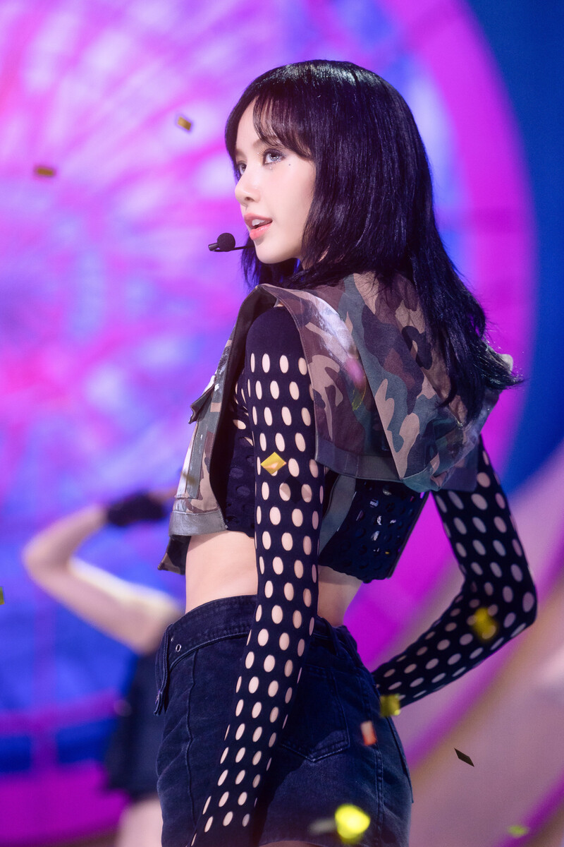 220828 BLACKPINK Lisa - 'Pink Venom' at Inkigayo documents 15