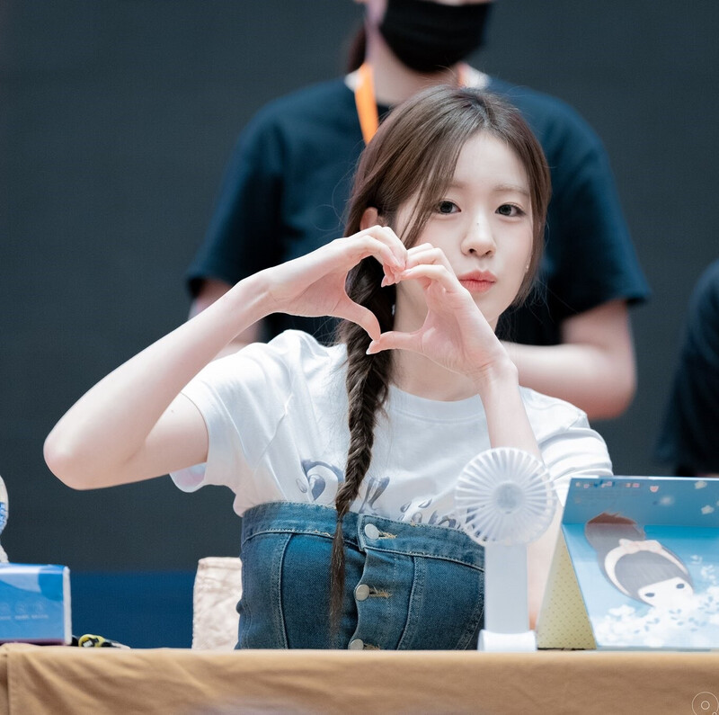 240804 WOOYEON of WOOAH at Fansign event & Commute documents 10