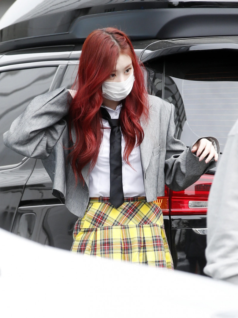 210422 ITZY Chaeryeong on the way to film Knowing Brothers documents 14