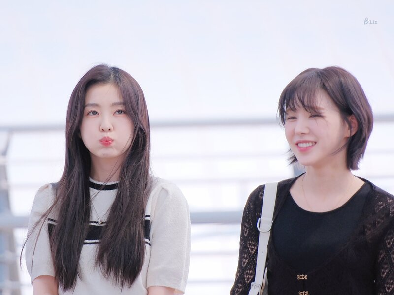 230519 RED VELVET Irene and Wendy at Incheon International Airport documents 12