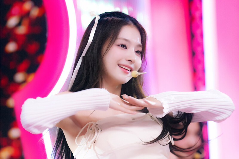 230611 fromis_9 Nagyung - ‘#menow’ at Inkigayo documents 2