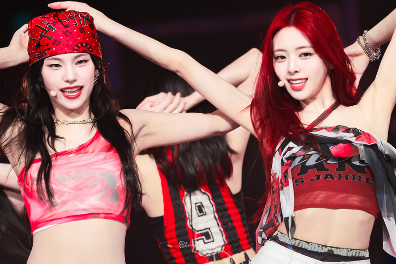 240602 ITZY Yeji & Yuna at K-Wave Concert Inkigayo documents 4