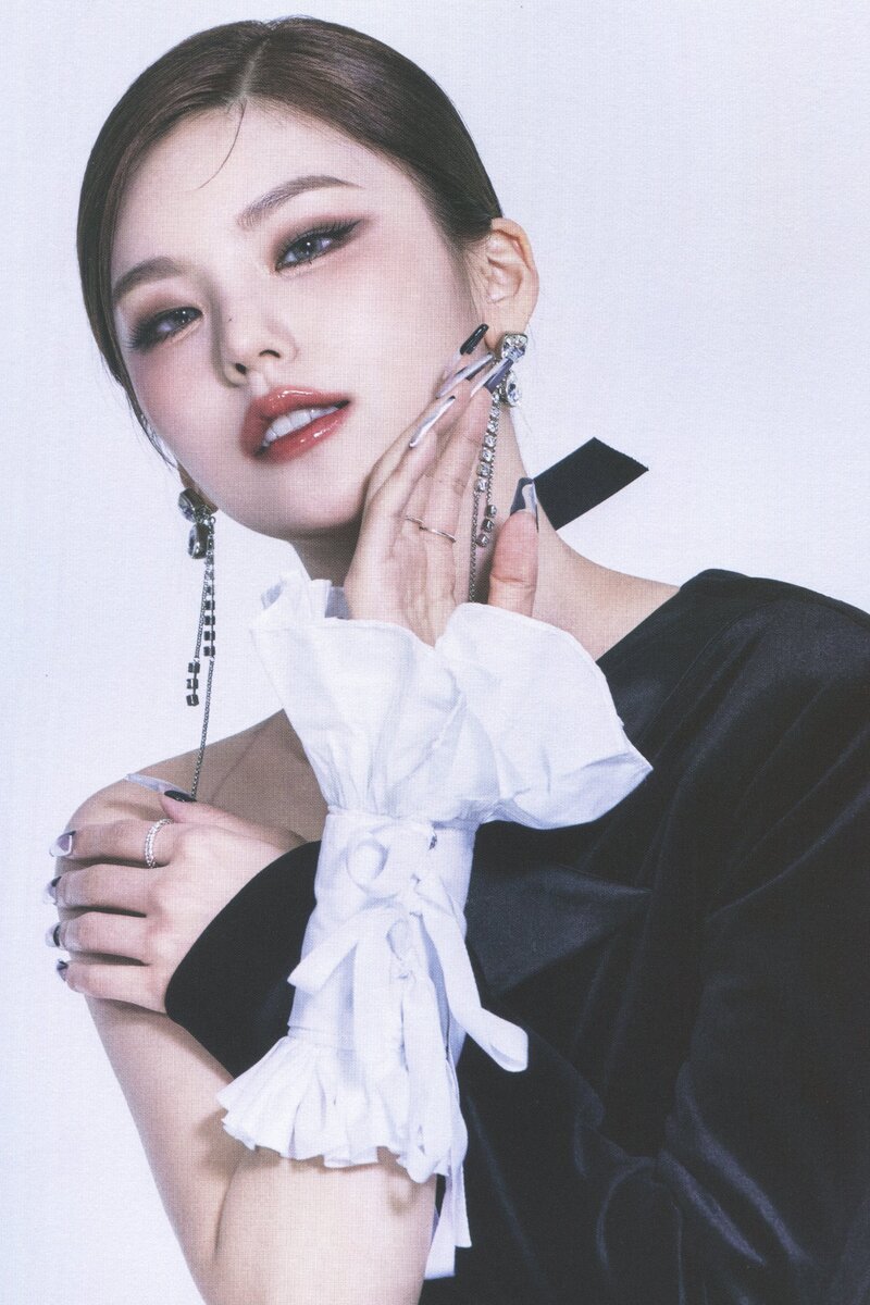 ITZY 'CHECKMATE' Album Scans (Yeji ver.) documents 20