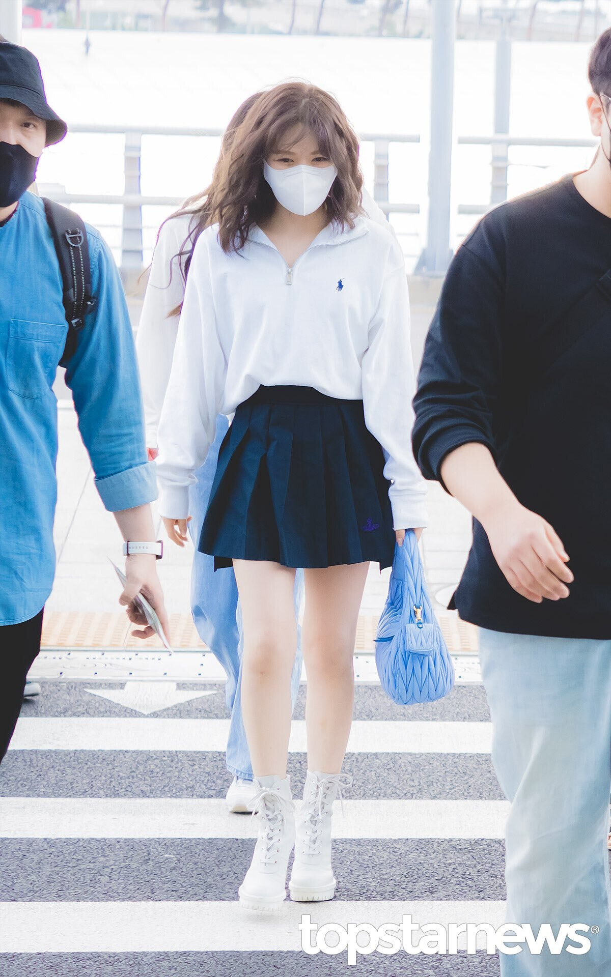 220520 Wendy at Incheon International Airport headed for Allo Bank ...