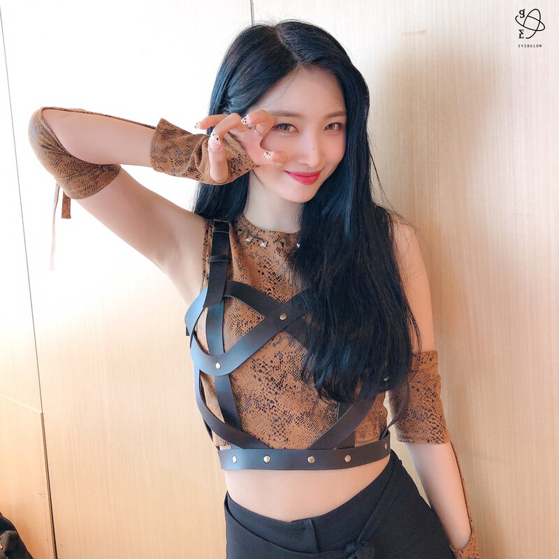 210712 Yuehua Naver Post - EVERGLOW KCON:TACT 4 U Waiting Room documents 8