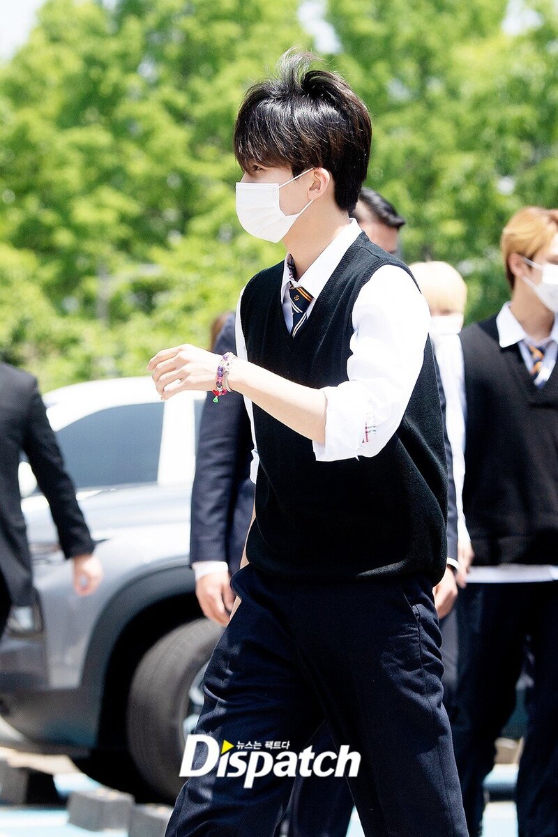 220512 Seventeen's Jeonghan on the Way to 'Knowing Bros' Filming documents 3