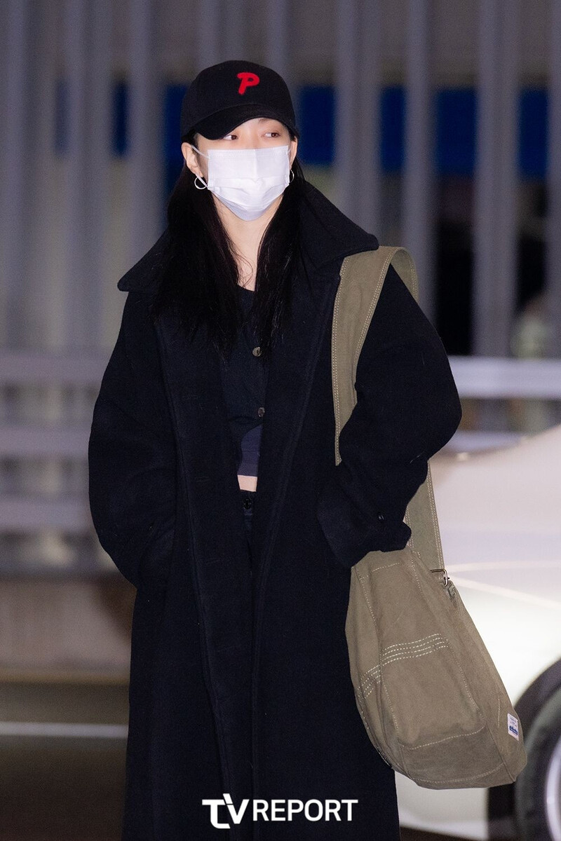 250104 Itzy Ryujin at Incheon Airport documents 1