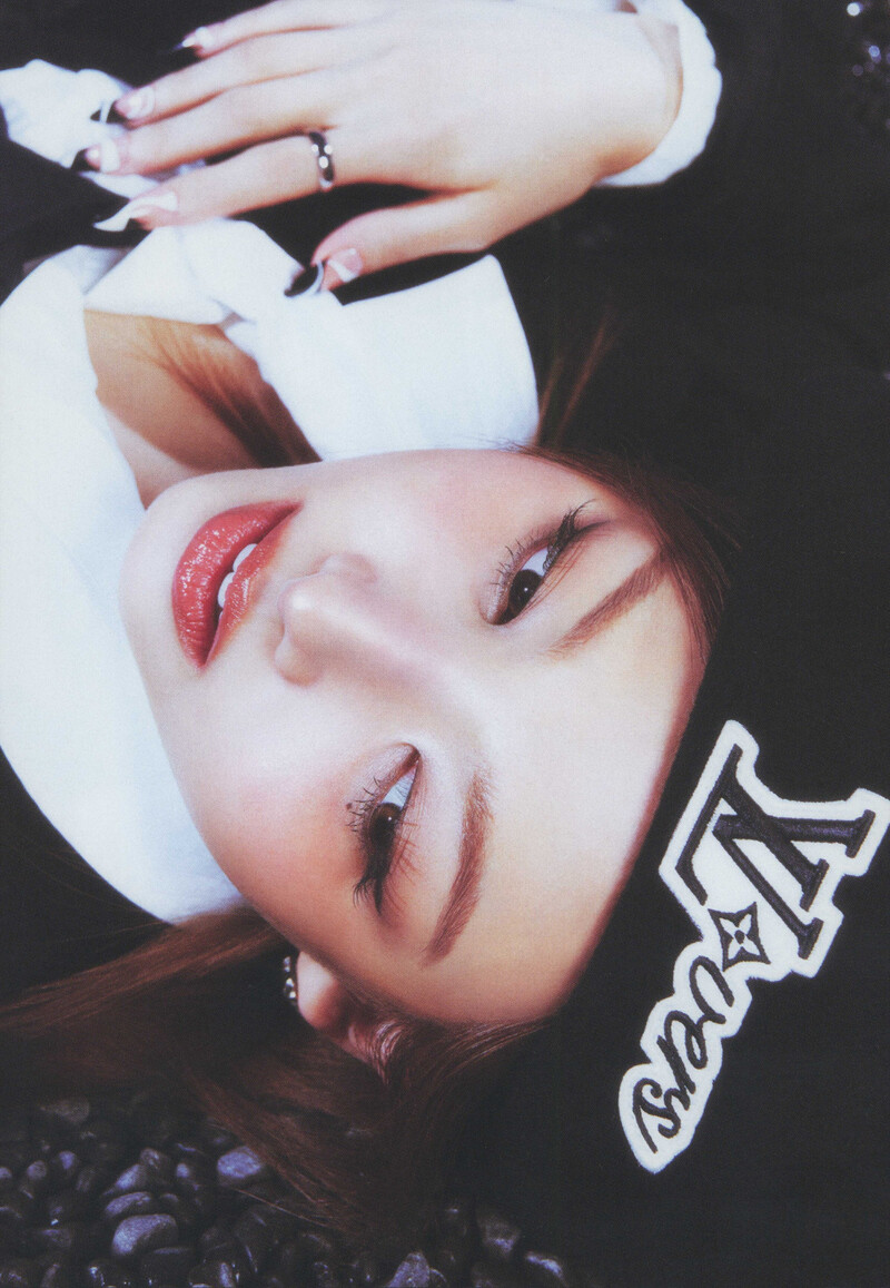 NAYEON 2nd Mini Album 'NA'  SCAN Photobook documents 5